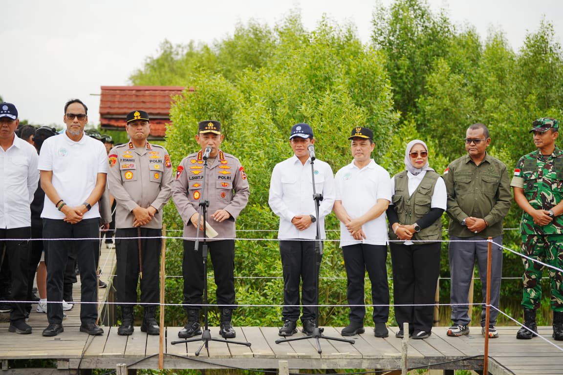 Tinjau Penanganan Karhutla Kalbar, Kapolri Ungkap Titik Api Terus Menurun 