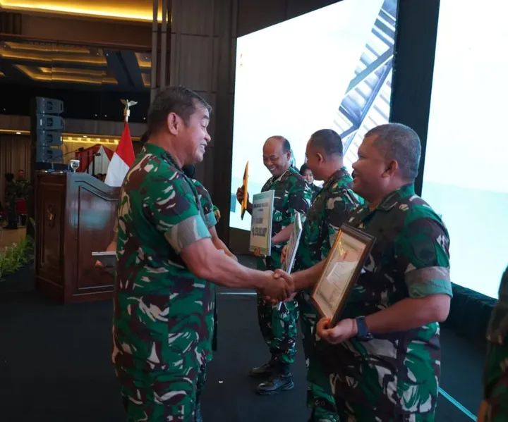 Danrem 073 Terima Penghargaan Juara 3 Karya Bakti pada Penutupan Apel Dansatkowil TNI AD