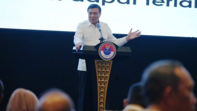 Kapolri Jenderal Listyo Sigit Prabowo langsung bergerak cepat menindaklanjuti putusan Mahkamah Konstitusi (MK) terkait aturan anggota Polri yang ingin menduduki jabatan sipil. Kapolri diketahui telah menggelar rapat bersama seluruh pejabat utama pada Senin (17/11), dan salah satu keputusan pentingnya ialah pembentukan tim Kelompok Kerja (Pokja) untuk mengkaji detail putusan tersebut. Kadiv Humas Polri, Irjen Sandi Nugroho mengatakan tim Pokja akan berisi perwakilan dari Divisi Hukum hingga As SDM Polri untuk menyusun kajian cepat dan mendalam. “Polri membentuk tim Pokja yang bisa membuat kajian cepat terkait putusan MK tersebut,” ujar Irjen Sandi di Mabes Polri. Menurut Sandi, Polri tidak akan bekerja sendirian. Tim Pokja akan berkoordinasi dengan Kemenpan RB, BKN, Kemenkum HAM, Kemenkeu hingga MK untuk menyamakan persepsi dan mencegah multitafsir terhadap putusan tersebut. “Ini menyangkut banyak kementerian dan lembaga, jadi persepsi harus sama untuk menghindari multitafsir,” jelasnya. Sandi menegaskan, Polri menghormati sepenuhnya putusan MK dan akan menjalankannya sesuai amanat undang-undang. Isi Putusan MK MK sebelumnya mengabulkan sepenuhnya permohonan uji materi Pasal 28 ayat (3) UU Polri yang diajukan dua pemohon. Dalam putusannya, MK menegaskan anggota Polri yang ingin menduduki jabatan sipil wajib mengundurkan diri atau pensiun dari dinas kepolisian. Hakim Konstitusi Ridwan Mansyur menyatakan ketentuan tersebut sudah tegas dan tidak boleh dimaknai lain. “Mengundurkan diri atau pensiun adalah syarat mutlak bagi anggota Polri yang ingin menduduki jabatan di luar kepolisian,” tegas Ridwan. Dengan putusan ini, seluruh penugasan anggota Polri aktif ke jabatan sipil tidak lagi dapat dilakukan tanpa pemenuhan syarat tersebut. Kapolri Jenderal Listyo Sigit Prabowo langsung bergerak cepat menindaklanjuti putusan Mahkamah Konstitusi (MK) terkait aturan anggota Polri yang ingin menduduki jabatan sipil. Kapolri diketahui telah menggelar rapat bersama seluruh pejabat utama pada Senin (17/11), dan salah satu keputusan pentingnya ialah pembentukan tim Kelompok Kerja (Pokja) untuk mengkaji detail putusan tersebut. Kadiv Humas Polri, Irjen Sandi Nugroho mengatakan tim Pokja akan berisi perwakilan dari Divisi Hukum hingga As SDM Polri untuk menyusun kajian cepat dan mendalam. “Polri membentuk tim Pokja yang bisa membuat kajian cepat terkait putusan MK tersebut,” ujar Irjen Sandi di Mabes Polri. Menurut Sandi, Polri tidak akan bekerja sendirian. Tim Pokja akan berkoordinasi dengan Kemenpan RB, BKN, Kemenkum HAM, Kemenkeu hingga MK untuk menyamakan persepsi dan mencegah multitafsir terhadap putusan tersebut. “Ini menyangkut banyak kementerian dan lembaga, jadi persepsi harus sama untuk menghindari multitafsir,” jelasnya. Sandi menegaskan, Polri menghormati sepenuhnya putusan MK dan akan menjalankannya sesuai amanat undang-undang. Isi Putusan MK MK sebelumnya mengabulkan sepenuhnya permohonan uji materi Pasal 28 ayat (3) UU Polri yang diajukan dua pemohon. Dalam putusannya, MK menegaskan anggota Polri yang ingin menduduki jabatan sipil wajib mengundurkan diri atau pensiun dari dinas kepolisian. Hakim Konstitusi Ridwan Mansyur menyatakan ketentuan tersebut sudah tegas dan tidak boleh dimaknai lain. “Mengundurkan diri atau pensiun adalah syarat mutlak bagi anggota Polri yang ingin menduduki jabatan di luar kepolisian,” tegas Ridwan. Dengan putusan ini, seluruh penugasan anggota Polri aktif ke jabatan sipil tidak lagi dapat dilakukan tanpa pemenuhan syarat tersebut.