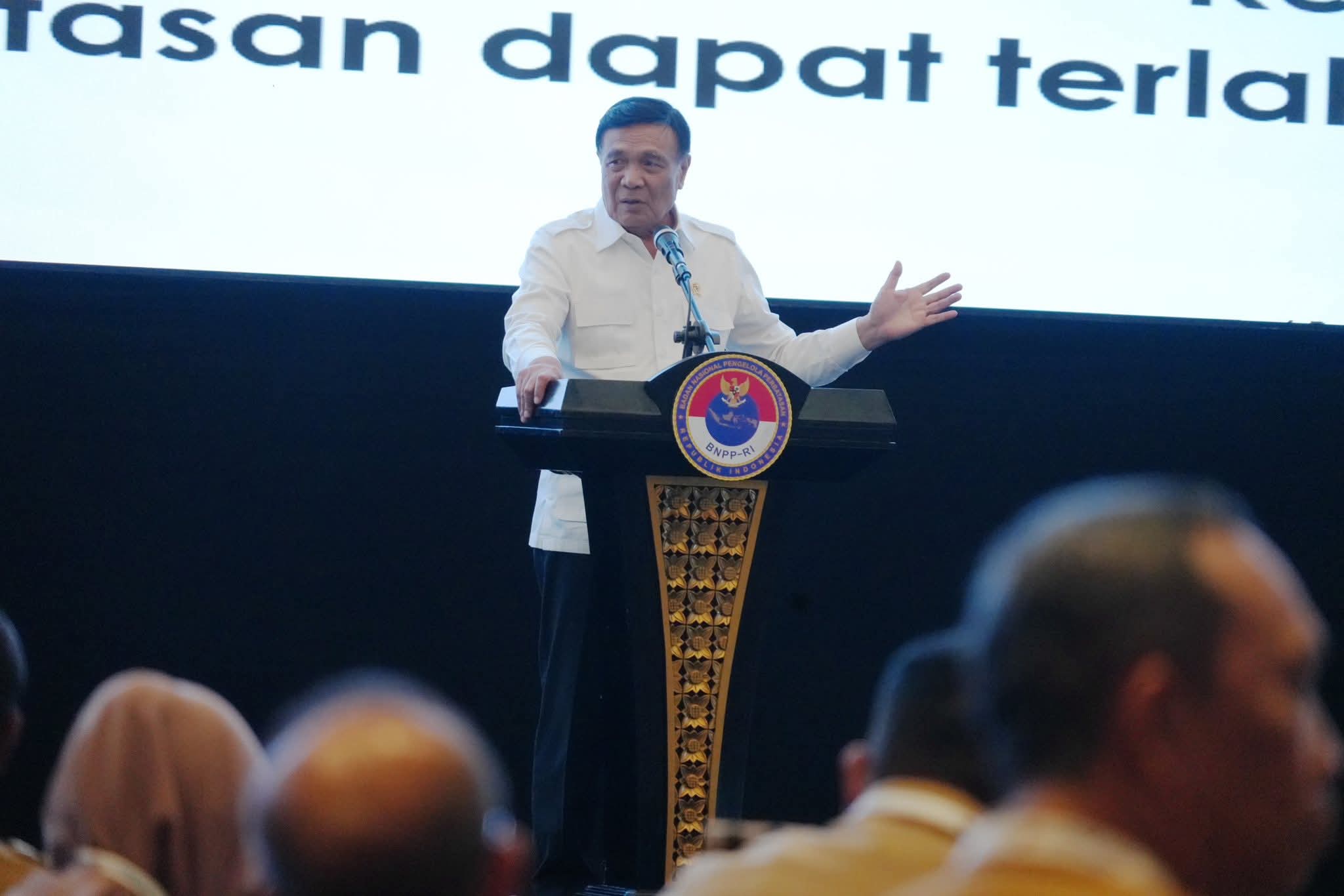 Kapolri Jenderal Listyo Sigit Prabowo langsung bergerak cepat menindaklanjuti putusan Mahkamah Konstitusi (MK) terkait aturan anggota Polri yang ingin menduduki jabatan sipil.  Kapolri diketahui telah menggelar rapat bersama seluruh pejabat utama pada Senin (17/11), dan salah satu keputusan pentingnya ialah pembentukan tim Kelompok Kerja (Pokja) untuk mengkaji detail putusan tersebut.  Kadiv Humas Polri, Irjen Sandi Nugroho mengatakan tim Pokja akan berisi perwakilan dari Divisi Hukum hingga As SDM Polri untuk menyusun kajian cepat dan mendalam.  “Polri membentuk tim Pokja yang bisa membuat kajian cepat terkait putusan MK tersebut,” ujar Irjen Sandi di Mabes Polri.  Menurut Sandi, Polri tidak akan bekerja sendirian. Tim Pokja akan berkoordinasi dengan Kemenpan RB, BKN, Kemenkum HAM, Kemenkeu hingga MK untuk menyamakan persepsi dan mencegah multitafsir terhadap putusan tersebut.  “Ini menyangkut banyak kementerian dan lembaga, jadi persepsi harus sama untuk menghindari multitafsir,” jelasnya.  Sandi menegaskan, Polri menghormati sepenuhnya putusan MK dan akan menjalankannya sesuai amanat undang-undang.  Isi Putusan MK  MK sebelumnya mengabulkan sepenuhnya permohonan uji materi Pasal 28 ayat (3) UU Polri yang diajukan dua pemohon.  Dalam putusannya, MK menegaskan anggota Polri yang ingin menduduki jabatan sipil wajib mengundurkan diri atau pensiun dari dinas kepolisian.  Hakim Konstitusi Ridwan Mansyur menyatakan ketentuan tersebut sudah tegas dan tidak boleh dimaknai lain.  “Mengundurkan diri atau pensiun adalah syarat mutlak bagi anggota Polri yang ingin menduduki jabatan di luar kepolisian,” tegas Ridwan.  Dengan putusan ini, seluruh penugasan anggota Polri aktif ke jabatan sipil tidak lagi dapat dilakukan tanpa pemenuhan syarat tersebut.