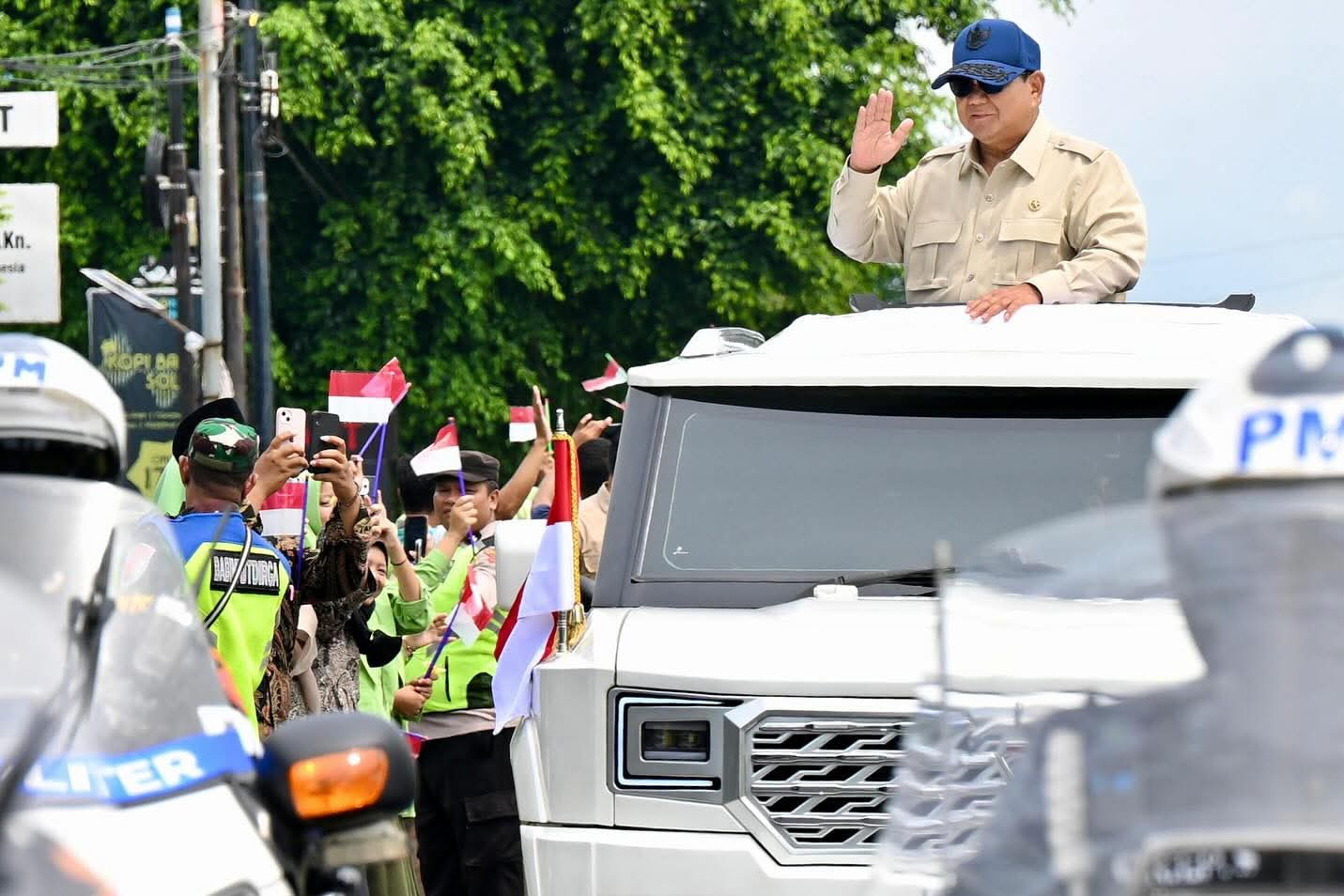 PresidencPrabowo Subianto didampingi oleh Wakil Ketua Kantor Tiba di Jawa Tengah, Presiden Prabowo Akan Resmikan RS Kardiologi Emirates–Indonesia
