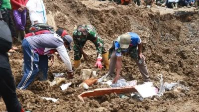 TNI Terus Berjuang Menyelamatkan Korban Longsor di Desa Sitikung Banjarnegara