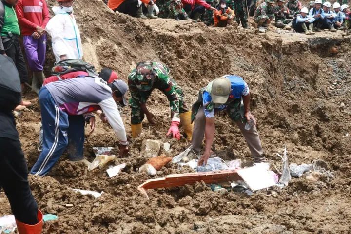 TNI Terus Berjuang Menyelamatkan Korban Longsor di Desa Sitikung Banjarnegara