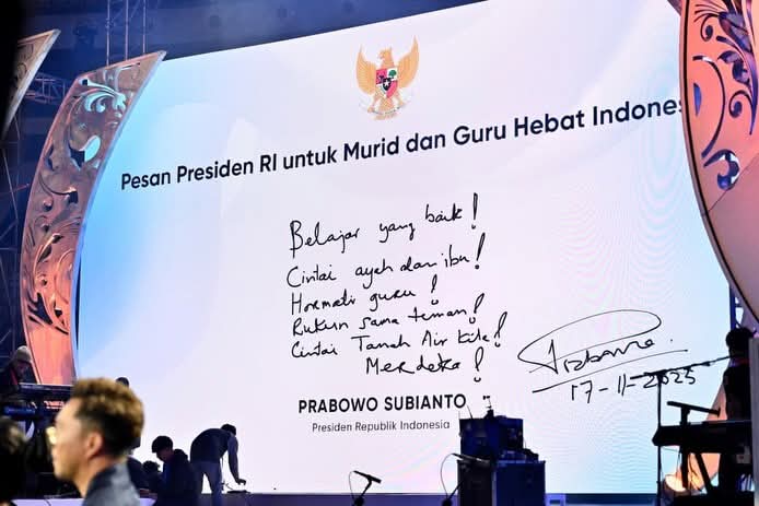 Pelukan Presiden untuk Azzam: Momen Mengharukan di Puncak Hari Guru 2025
