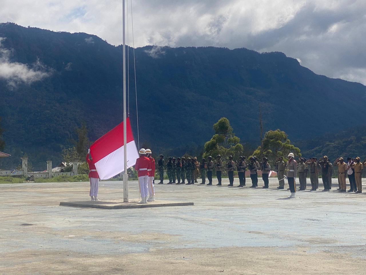 Satgas Yonif 700/Wyc Dukung Upacara Hari Pahlawan di Puncak, Kobarkan Semangat Nasionalisme di Tanah Papua