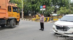 Polsek Kelapa Gading Lakukan Pengaturan Lalu Lintas dan Pantau Titik Rawan Macet serta Banjir