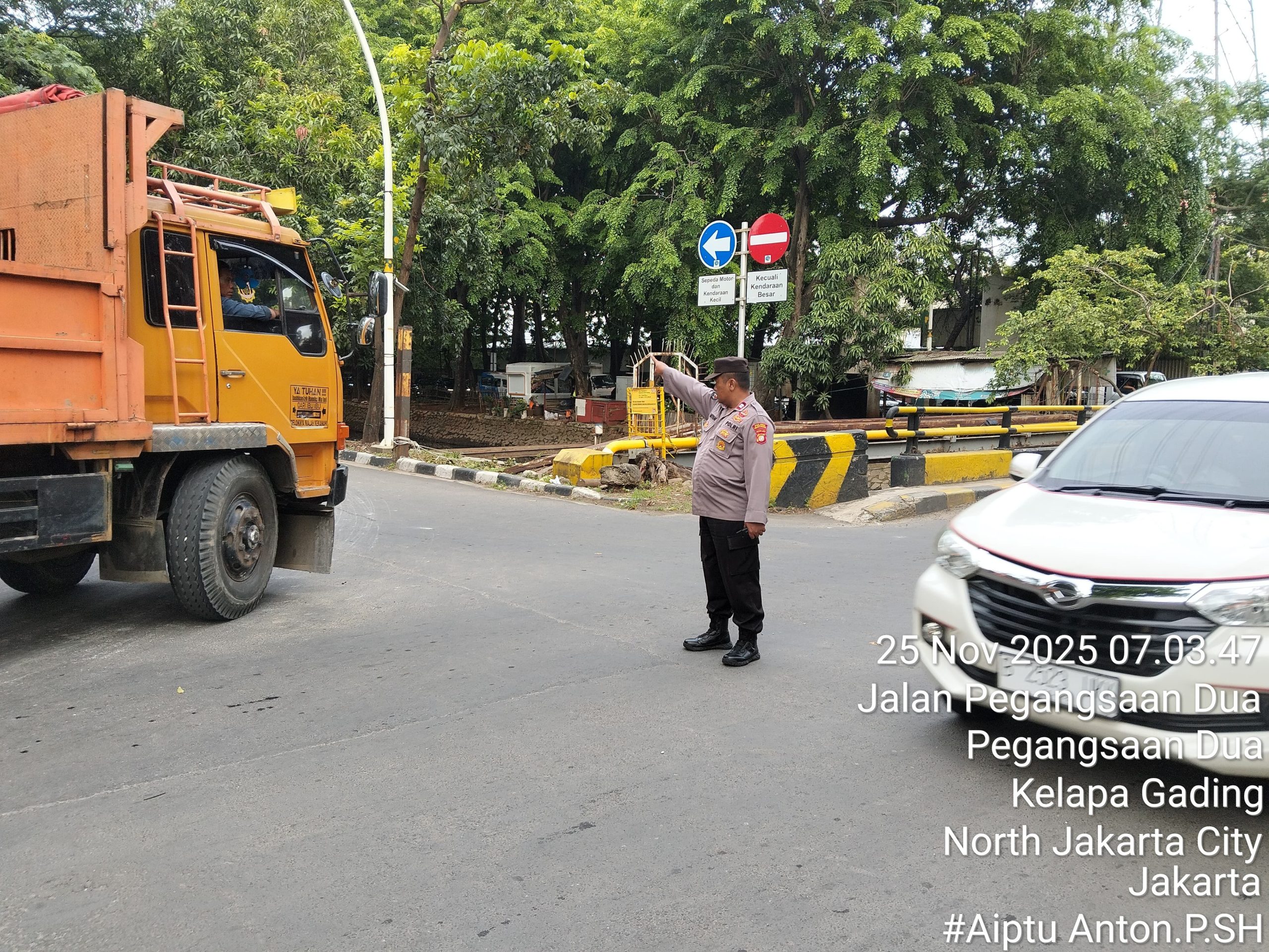 Polsek Kelapa Gading Lakukan Pengaturan Lalu Lintas dan Pantau Titik Rawan Macet serta Banjir