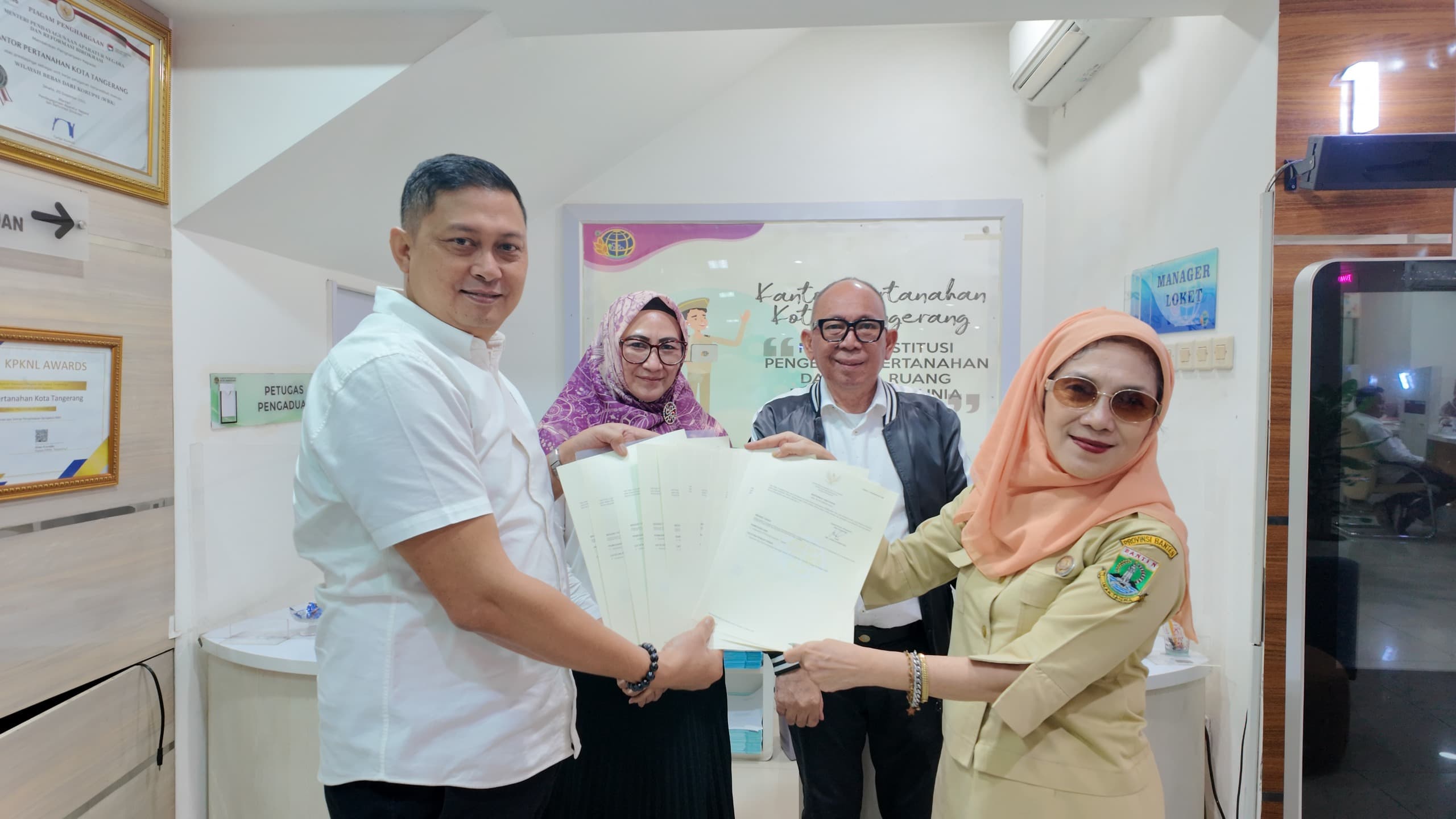 Percepat Reformasi Aset, BPN Tangerang Serahkan 14 Sertipikat Hak Pakai kepada Pemerintah Banten