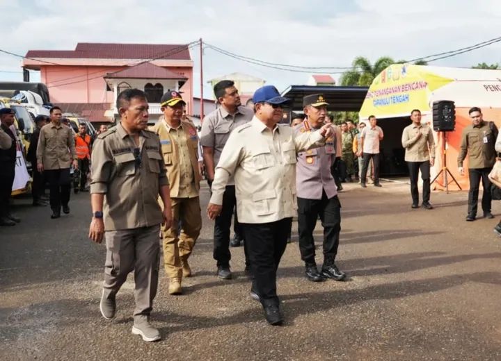 Kapolri Dampingi Presiden Prabowo Tinjau Pengungsi Banjir di Tapteng, Instruksikan Penanganan Cepat dan Terpadu