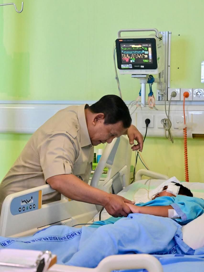 Presiden Jenguk Siswa dan Guru SDN 01 Kalibaru, Beri Semangat dan Pastikan Penanganan Medis Terbaik