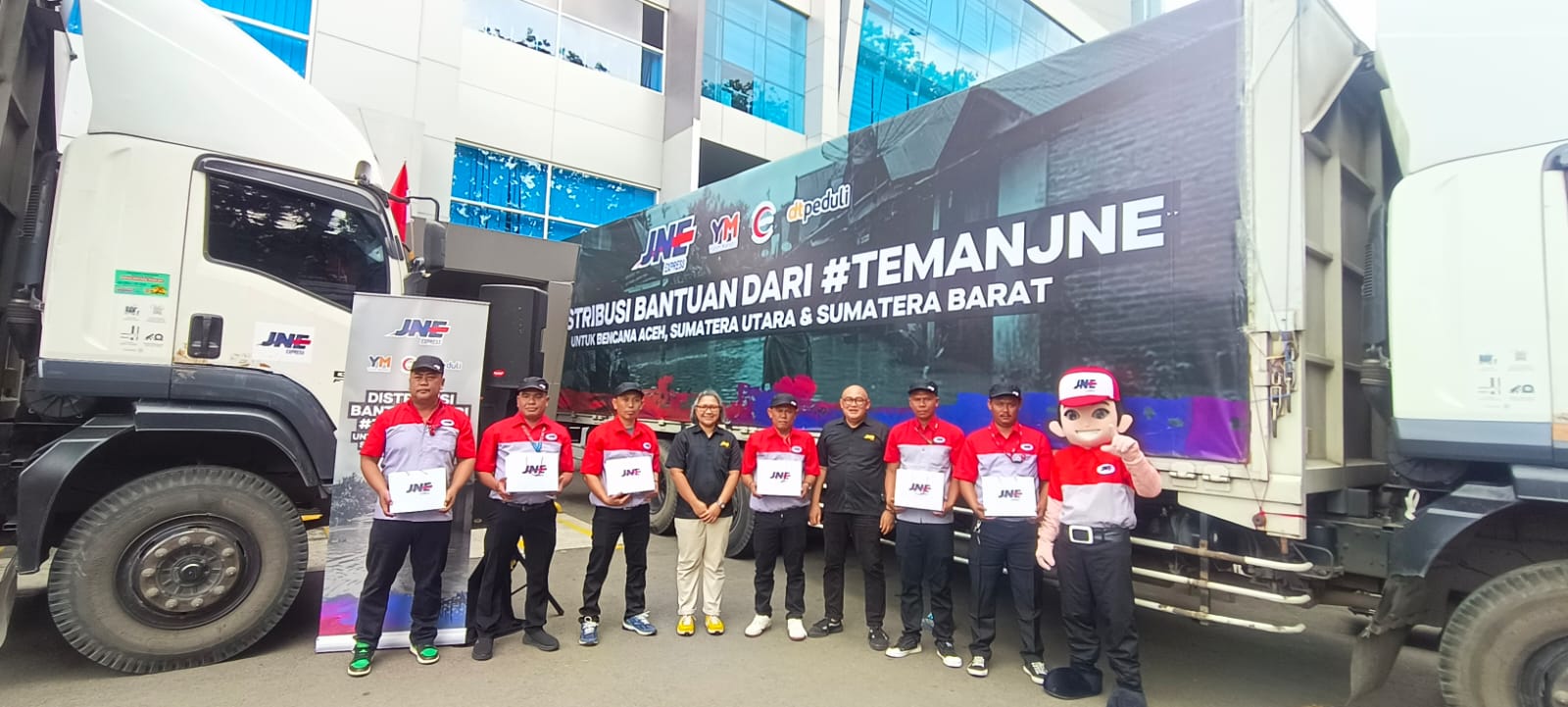 JNE Salurkan Lebih dari 500 Ton Bantuan untuk Korban Bencana di Sumatera, Gerakan “Bergerak Bersama” Jadi Bukti Kemanusiaan yang Menggerakkan Ribuan Masyarakat