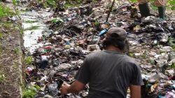 Ketua Karang Taruna Feby Chrysandi Ajak Warga RW.01 Gotong Royong Bersihkan Saluran Irigasi