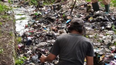 Ketua Karang Taruna Feby Chrysandi Ajak Warga RW.01 Gotong Royong Bersihkan Saluran Irigasi