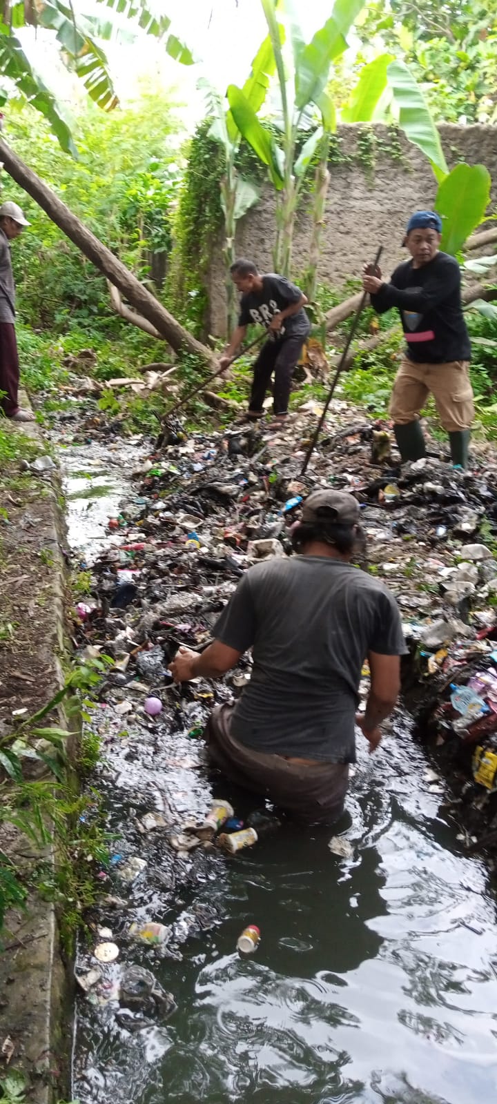 Ketua Karang Taruna Feby Chrysandi Ajak Warga RW.01 Gotong Royong Bersihkan Saluran Irigasi