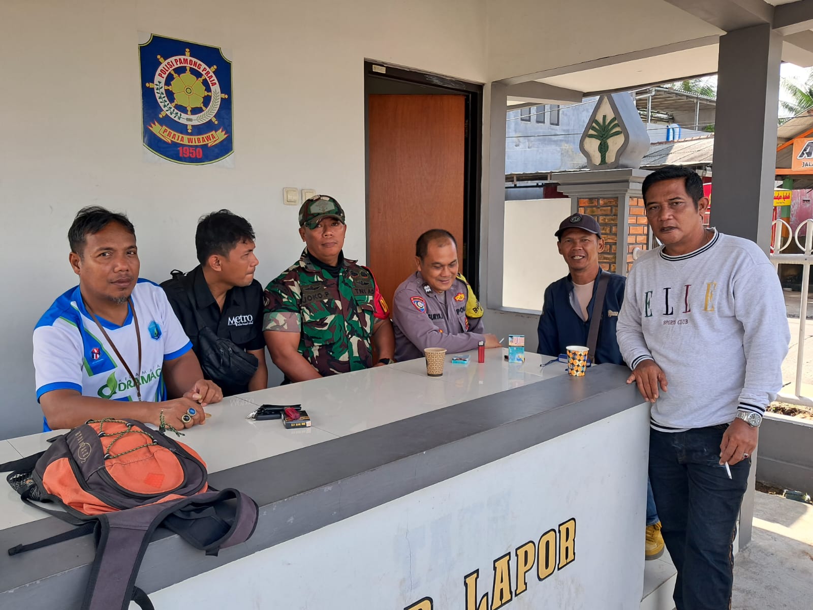 Sinergitas TNI – Polri Laksanakan Sambang Kamtibmas Ke Pos Pol PP Ajak Bersama Jaga Kamtibmas Yang Kondusif