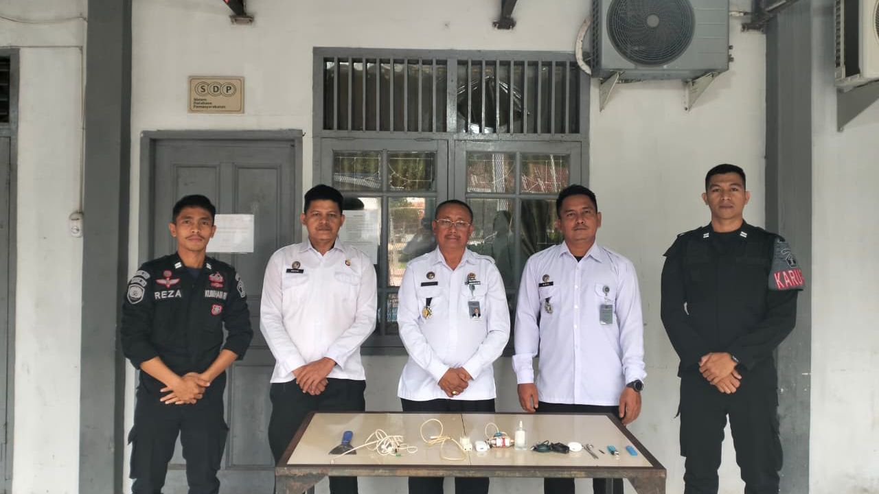 Lakukan Deteksi Dini, Lapas Idi Laksanakan Razia Blok Hunian & Tes Urine Warga Binaan serta Pegawai