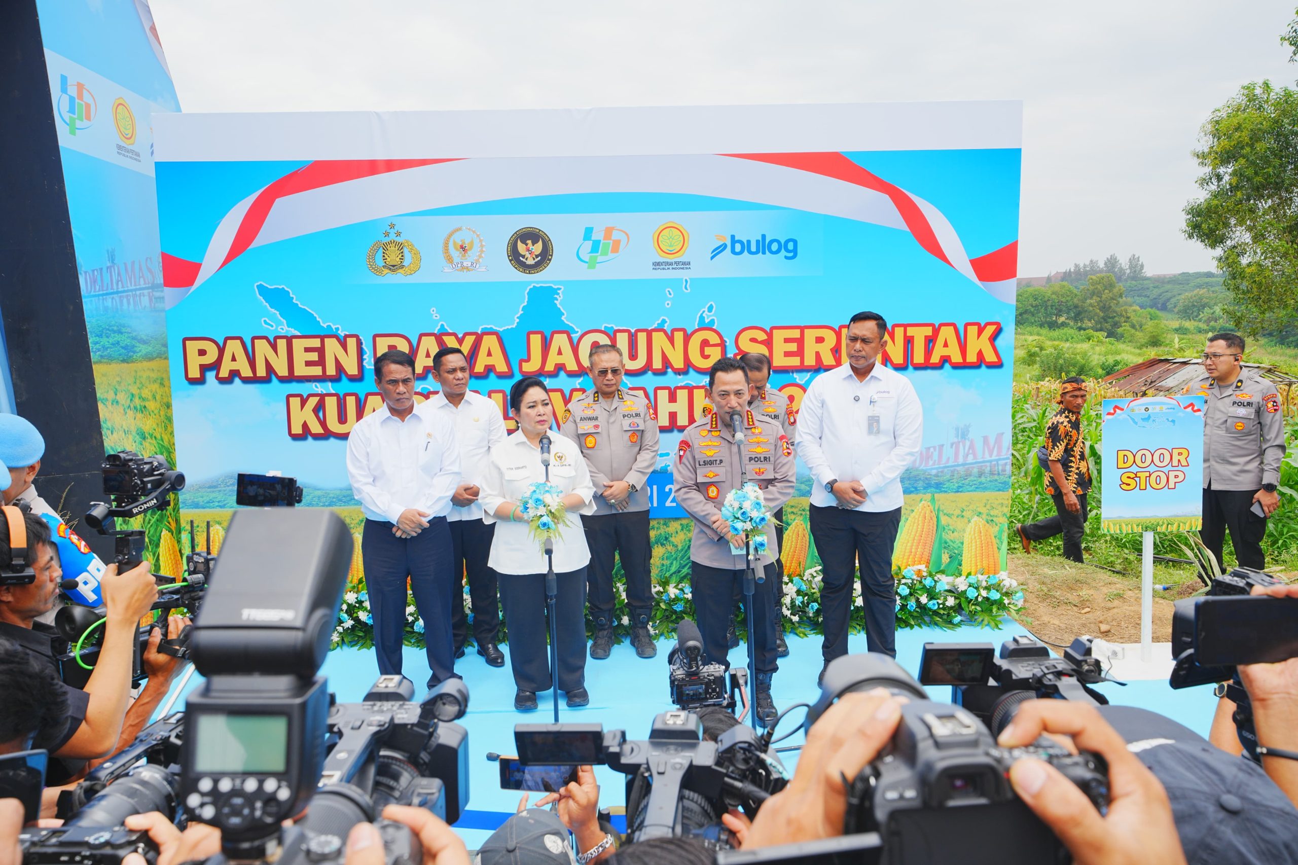 Panen Raya Jagung di Bekasi, Kapolri Salurkan Alsintan dan Sembako untuk Kelompok Tani dan Masyarakat