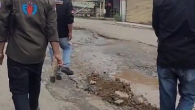 FWJ Indonesia Korwil Kabupaten Bekasi Aksi Sosial Babat Ilalang dan Perbaikan Jalan Rusak