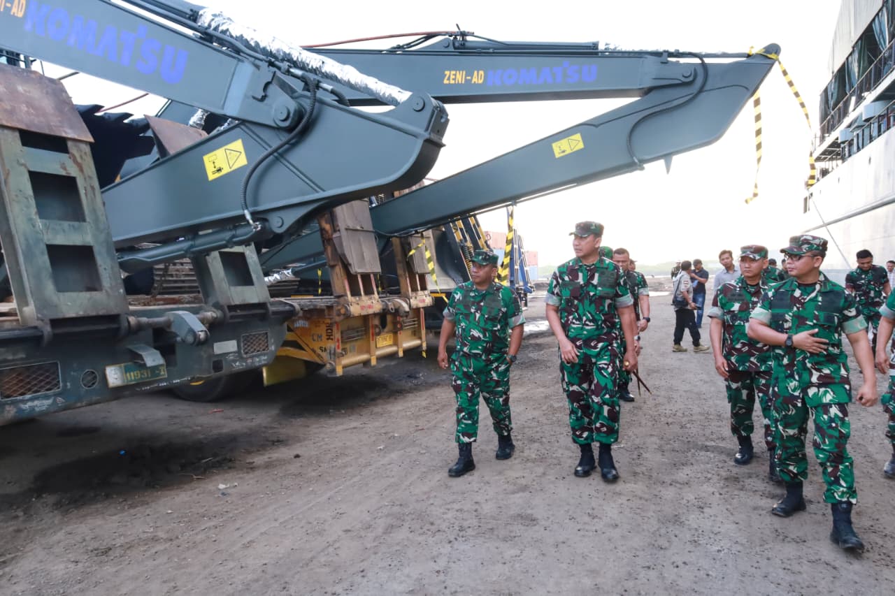 Almatzi Bantuan Kasad untuk Penanganan Bencana Sumut Tiba di Pelabuhan Belawan