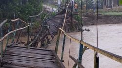 Aksi Humanis Batalyon C Pelopor, Bantu Anak Sekolah Menyeberang Sungai di Desa Molalahu