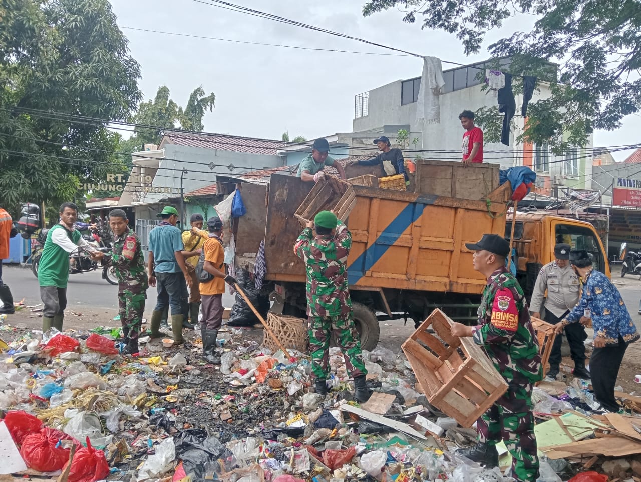 Satgas Sampah Koramil 01/Tgr Bersihkan Sampah di Karawaci