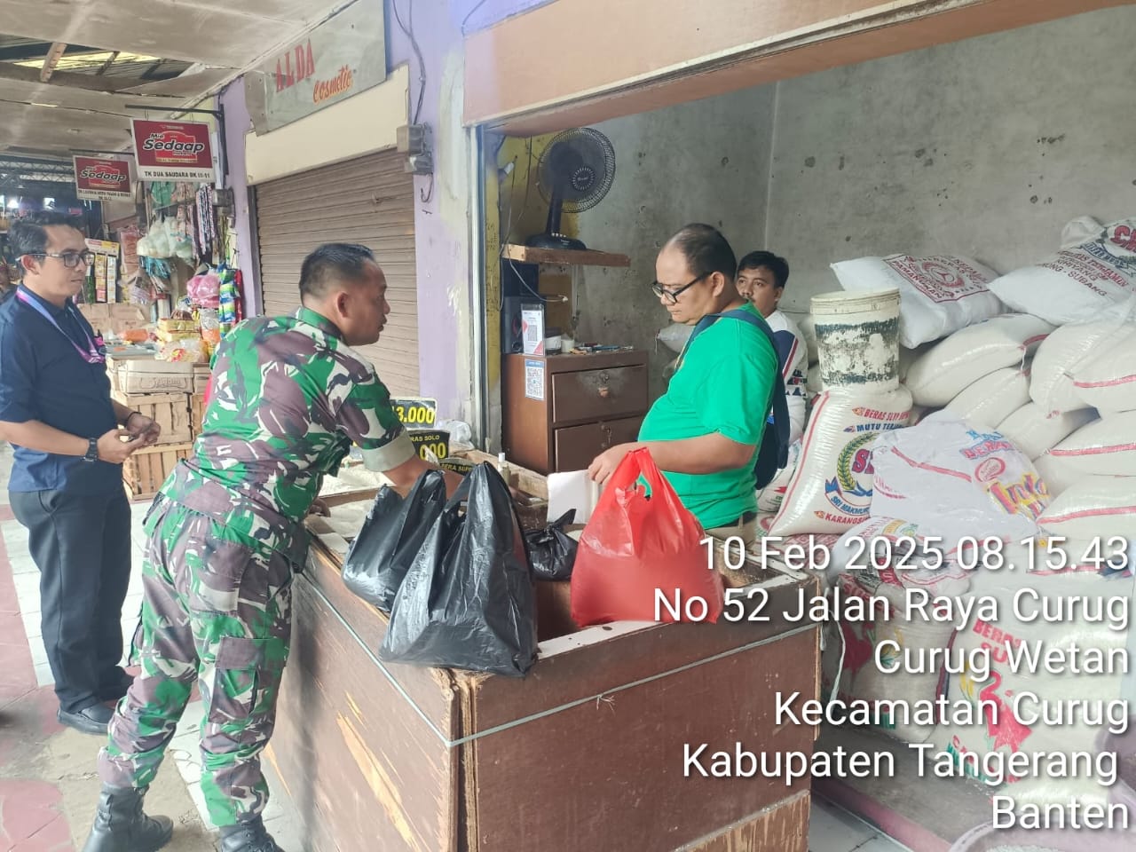 Pastikan Harga Stabil, Babinsa Curug Monitoring Harga Pasar