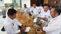 Sinergitas melalui Hasil Kemandirian Warga Binaan, Lapas Kelas IIA Banda Aceh serahkan Display Karya WBP kepada Kantor Imigrasi Kelas I TPI Banda Aceh