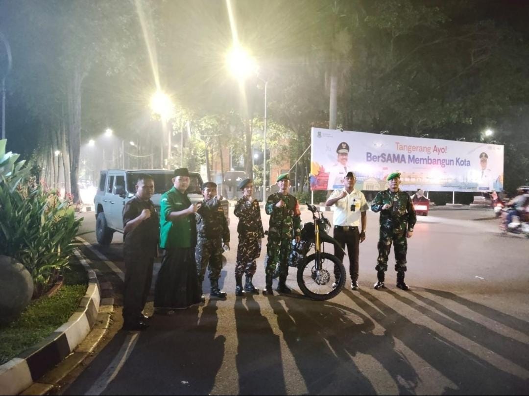 Gaungkan Lingjungan Aman, Babinsa Bersama Komduk Patroli/Siskamling