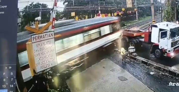 Akibat Tabrak Truk Kontainer di Perlintasan Poris, Operasional Kereta Api Indonesia Menuju Bandara Terganggu