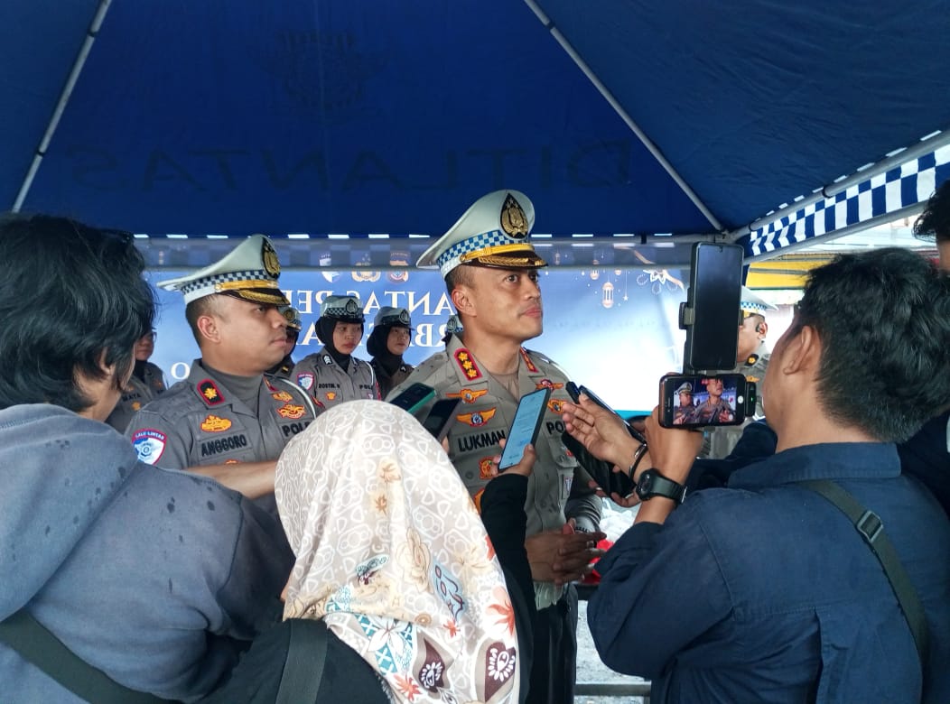 Disangka Razia, Dit Lantas Polda Gorontalo Malah Berbagi Takjil Buka Puasa Ke Pengendara