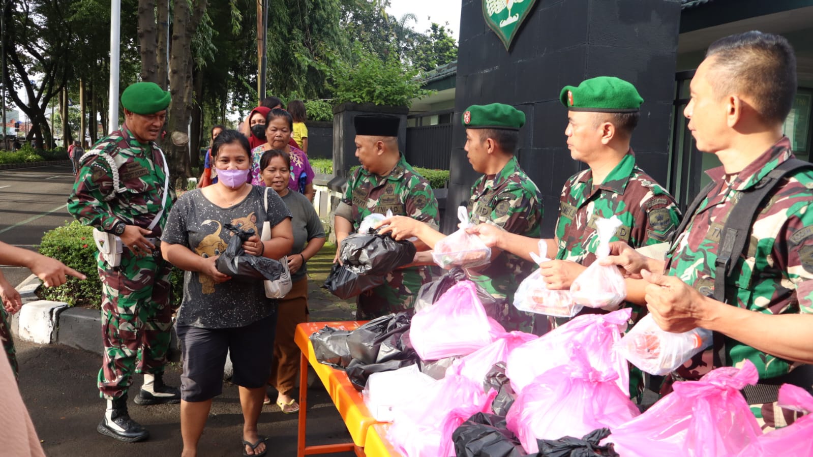 Berbagi di Bulan Suci Ramadhan, Kodim 0506/Tgr Bagikan Takjil Kepada Masyarakat