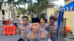 Berbagi Berkah Ramadan, Kapolda Gorontalo Bagikan Takjil kepada Pengendara  ‎