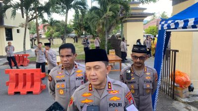Berbagi Berkah Ramadan, Kapolda Gorontalo Bagikan Takjil kepada Pengendara  ‎
