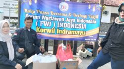 Masyarakat Antusias atas Kegiatan FWJI Korwil Indramayu Bagi Takjil di Bulan Puasa