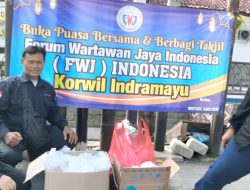 Masyarakat Antusias atas Kegiatan FWJI Korwil Indramayu Bagi Takjil di Bulan Puasa