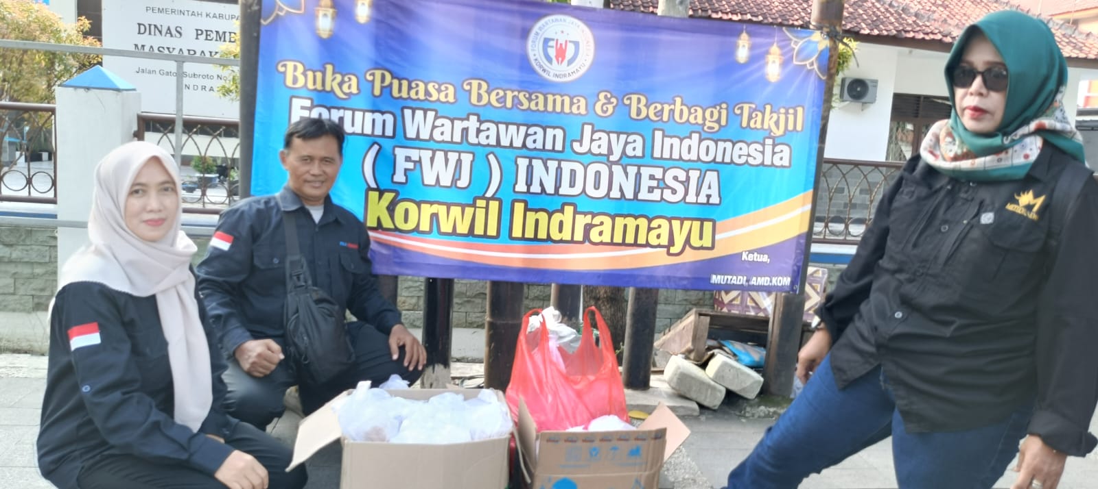 Masyarakat Antusias atas Kegiatan FWJI Korwil Indramayu Bagi Takjil di Bulan Puasa
