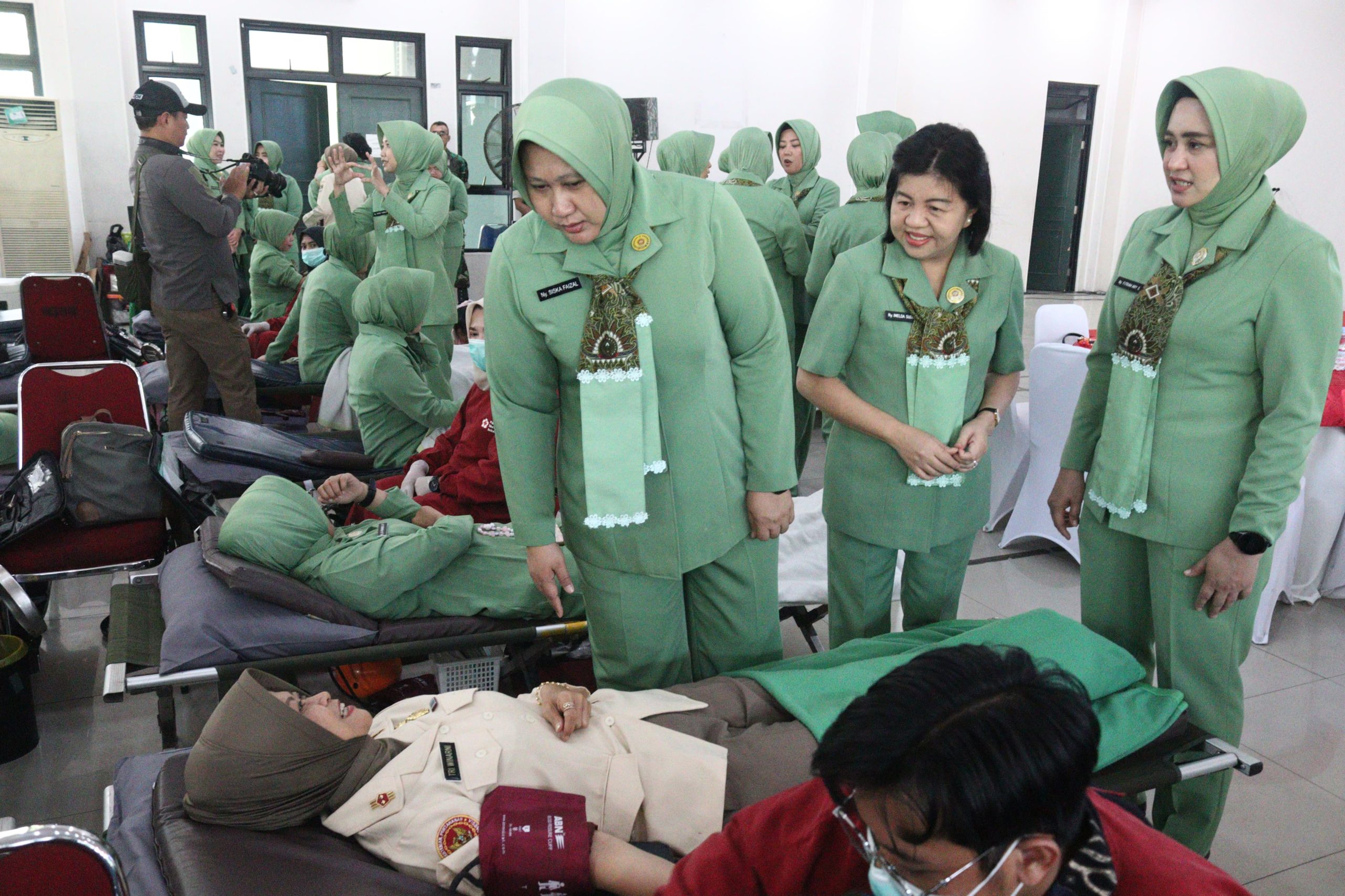 Persit KCK Koorcab Rem 052/PD Jaya Gelar Donor Darah Serentak HUT ke-62 Dharma Pertiwi