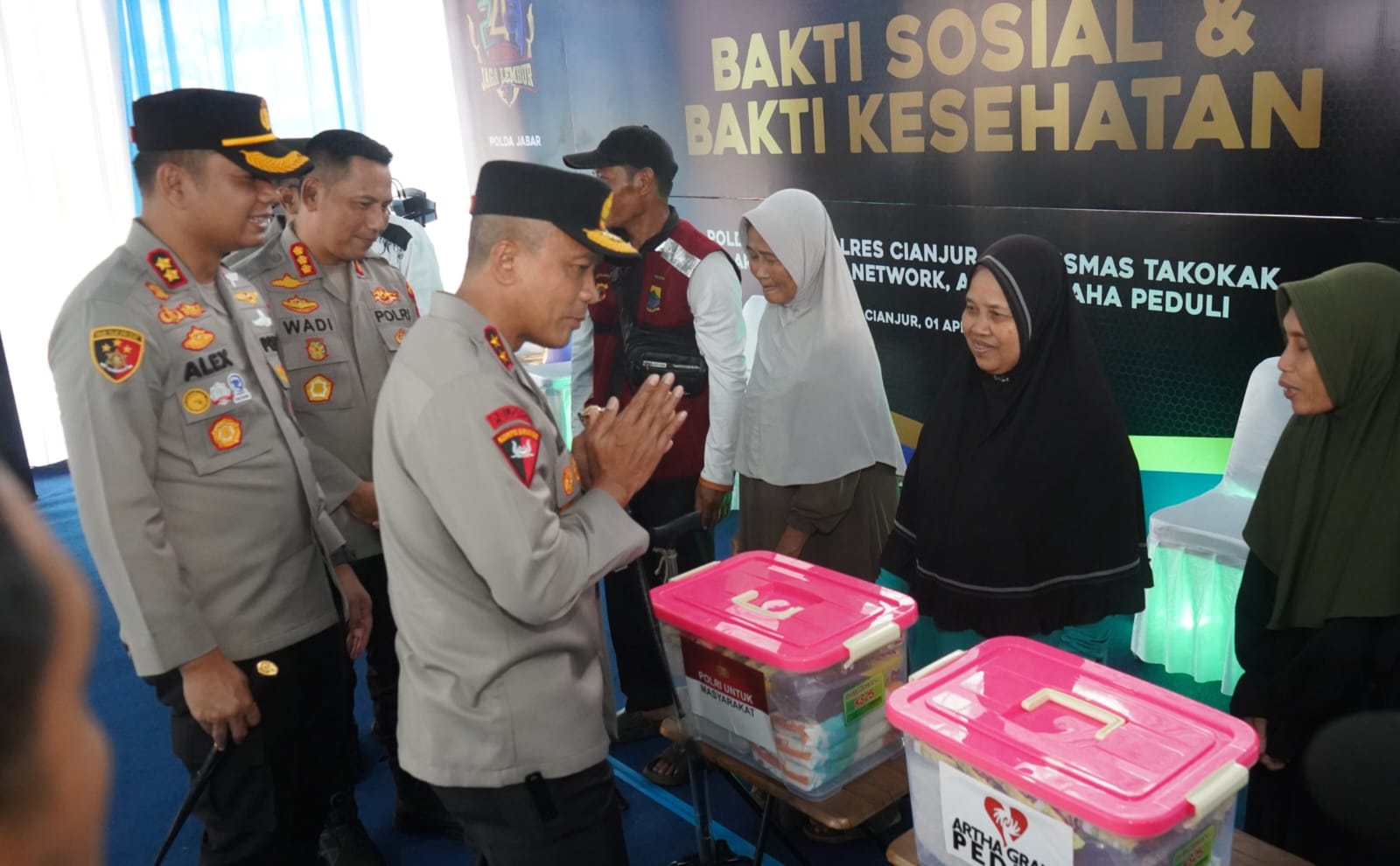 Kapolda Jabar Kunjungi Takokak, 1.300 Warga Terima Bakti Kesehatan dan Bantuan Sosial (bidik)