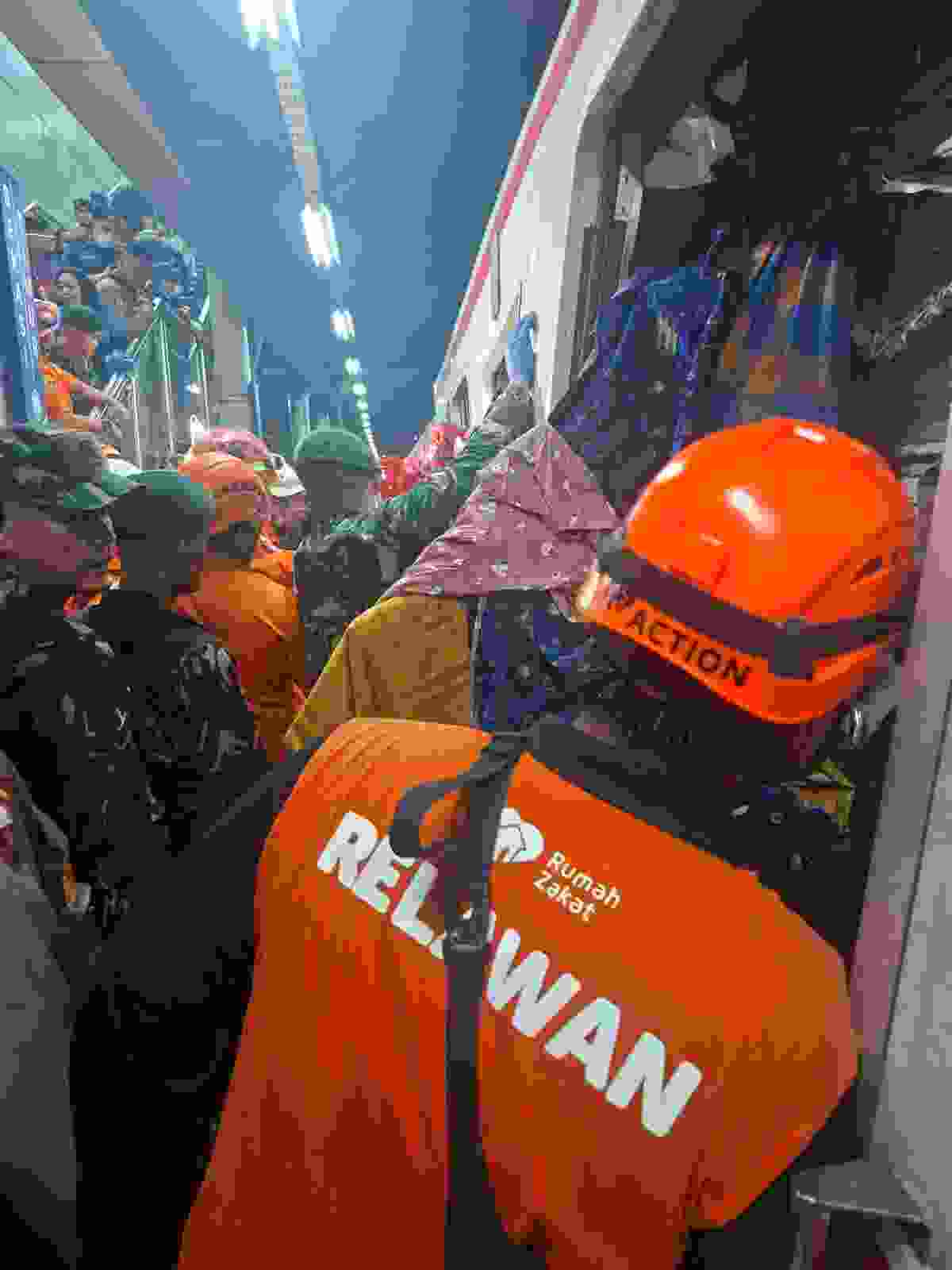 Rumah Zakat Terjunkan Relawan Bantu Evakuasi Korban Kecelakaan KRL di Bekasi Timur