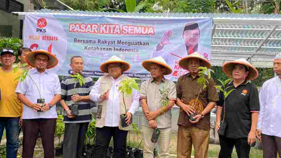 Perkuat Ketahanan Pangan, PKS Tebar Bibit Alpukat dan Benih Lele di Cilodong