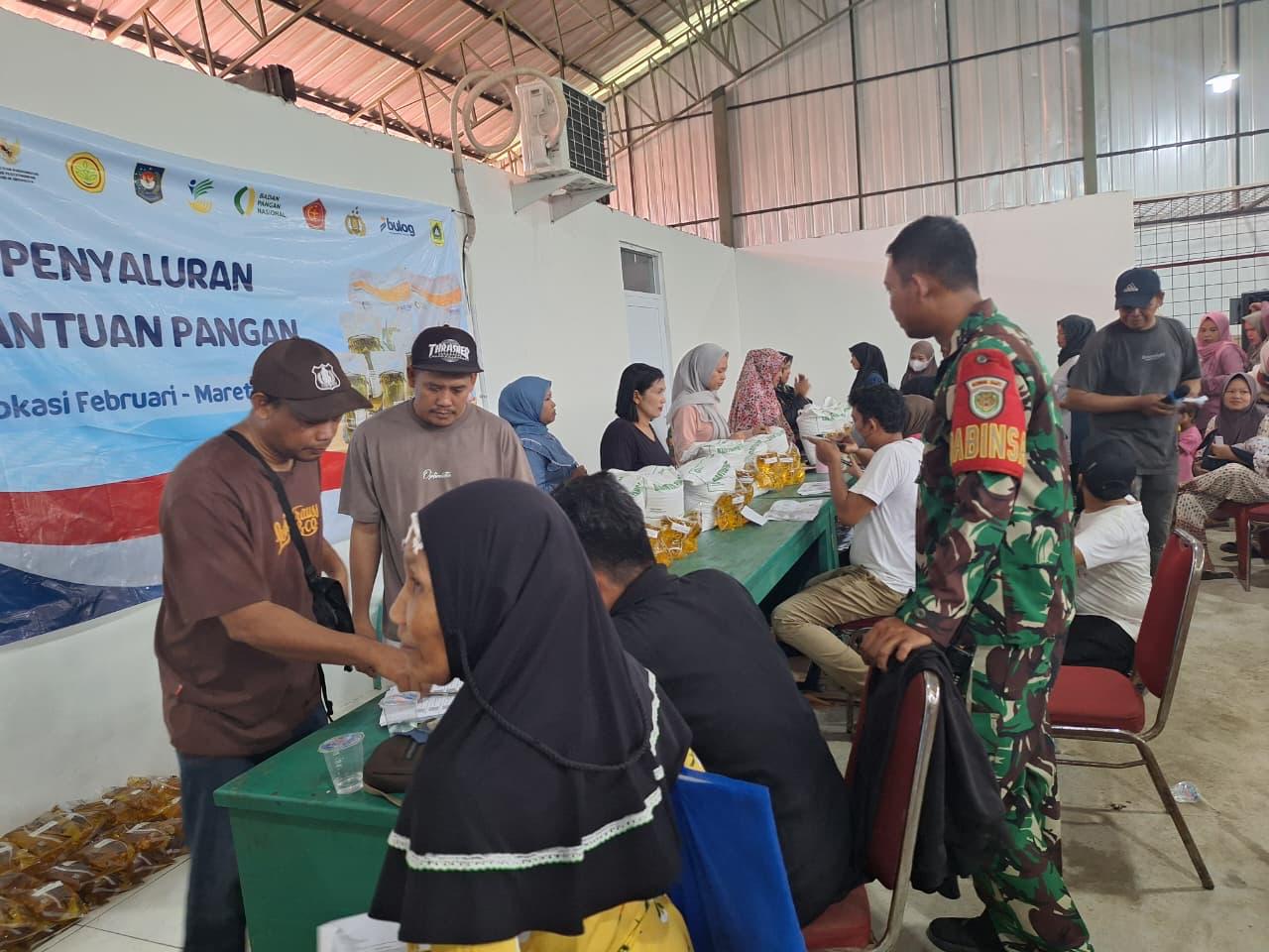 Sinergi TNI-Polri Sukseskan Penyaluran Bansos di Desa Lumpang