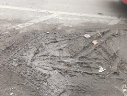 Diduga PT, Bogasari  Tutup Mata Tidak Ada  Pertanggung jawaban Jalan Licin Berlumpur Sangat Berbahaya Penguna Jalan 