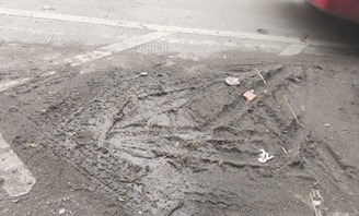 Diduga PT, Bogasari  Tutup Mata Tidak Ada  Pertanggung jawaban Jalan Licin Berlumpur Sangat Berbahaya Penguna Jalan 