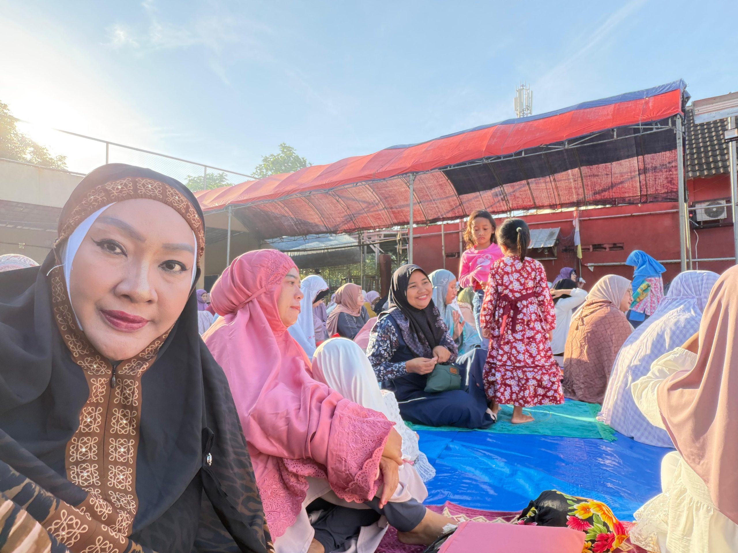 Kapolsek Megamendung Bersama Anggota Beri Pelayanan Yang Terbaik Kepada Masyarakat Dalam Pengamanan Sholat Idul Adha 1447 H /2026M