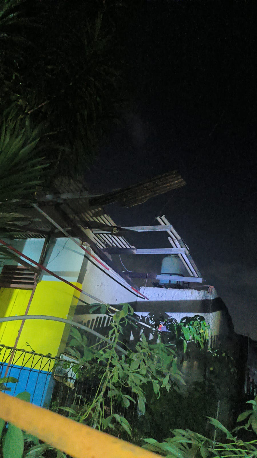 Puting Beliung Rusak 39 Rumah, Babinsa Pelda Satria WK dan BPBD Bergerak Cepat  ‎