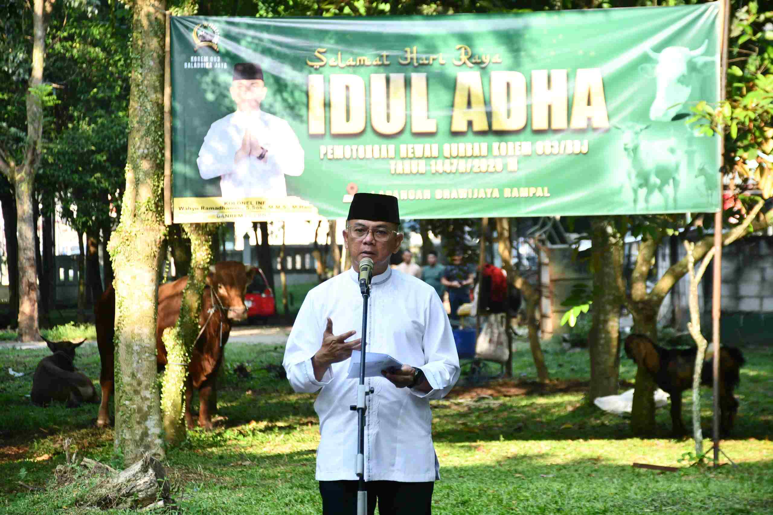Tebar Kepedulian di Hari Raya, Danrem 083/Bdj Serahkan Hewan Qurban untuk Masyarakat