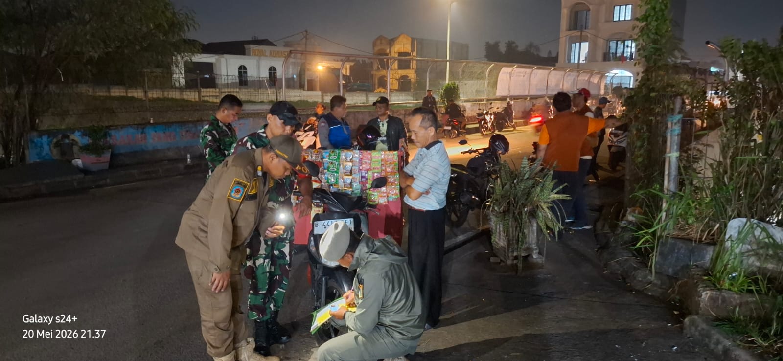 Koramil Cipayung Gelar Patroli Bersama Komduk Ciptakan Wilayah Aman dan Kondusif