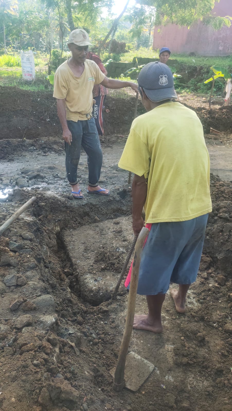 Kecewa Tak Tersentuh Pembangunan, Warga Cipanengkas Sukabumi Swadaya Perbaiki Jalan Menuju Curug Banteng