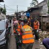 Abaikan Bau Busuk, Satgas Kodim Tigaraksa Bersihkan Sampah