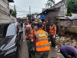 Abaikan Bau Busuk, Satgas Kodim Tigaraksa Bersihkan Sampah